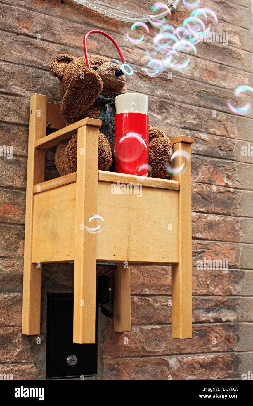 Teddybär bläst Seifenblasen auf der Straße, Ferrara, Emilia-Romagna, Italien Stockfoto