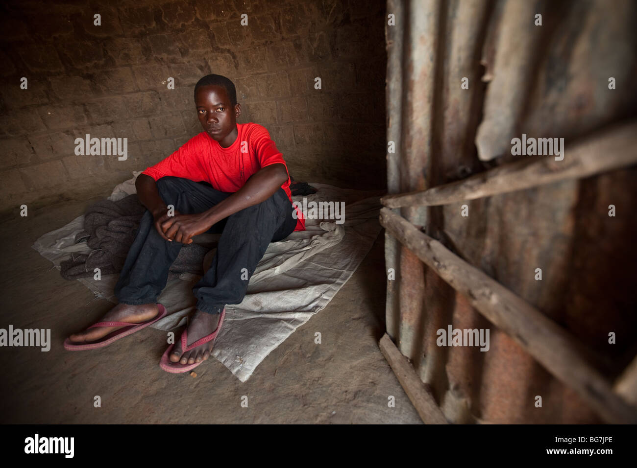 Simon Malinga ist Alter von 12 Jahren ein verwaistes Leben auf eigene Faust in Amuria Bezirk, östlichen Uganda, Ostafrika. Stockfoto