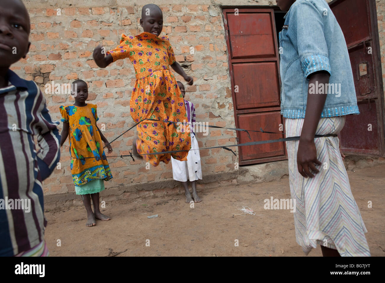 Verwaiste Kinder spielen draußen ein Waisenhaus in Amuria, Uganda, Ostafrika. Stockfoto