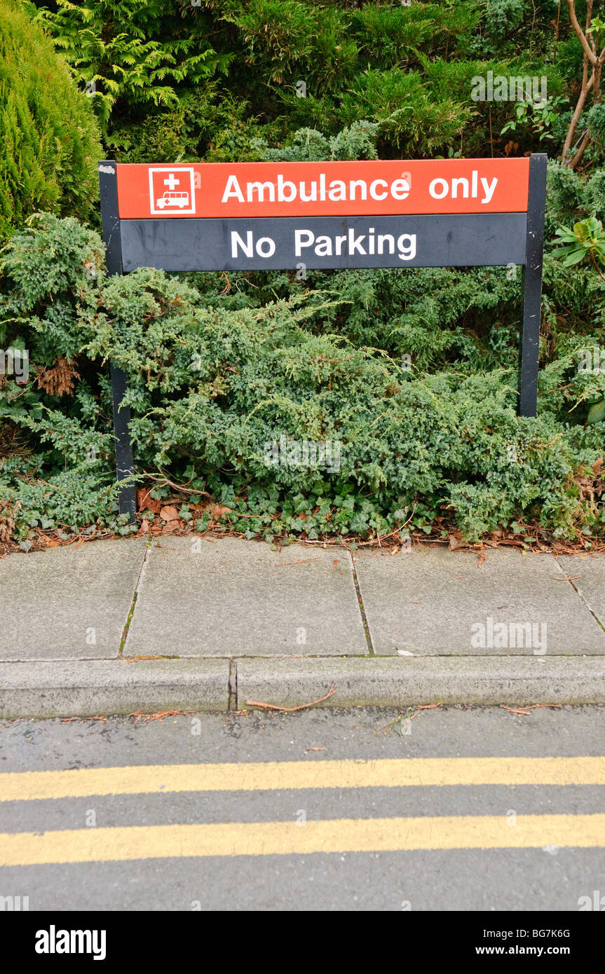 Ambulanz/keine Parkplätze zu unterzeichnen, mit gelben Doppellinien Stockfoto
