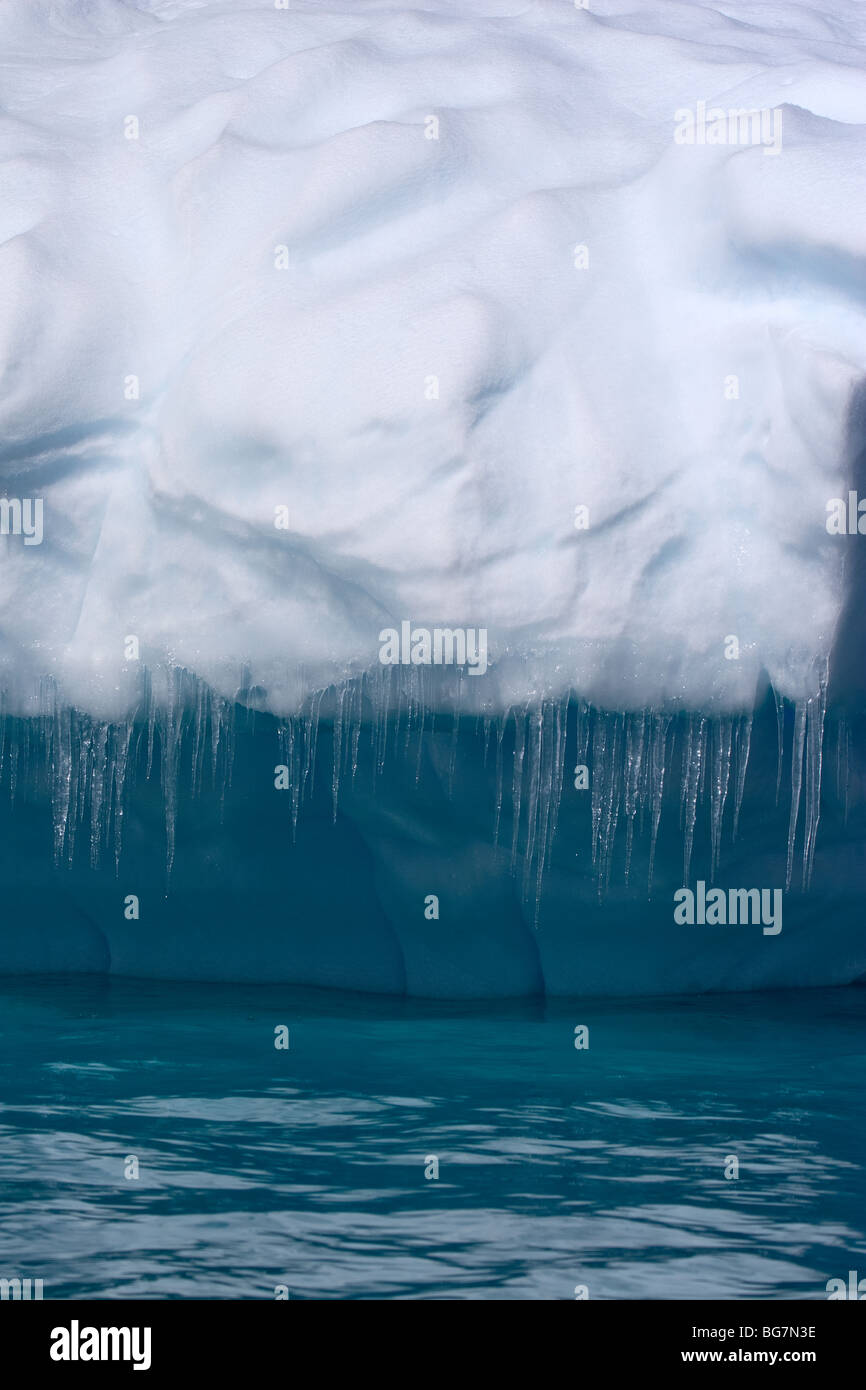 Eiszapfen tropft auf Eisberge, nahe Cuverville Island, Antarktis Stockfoto