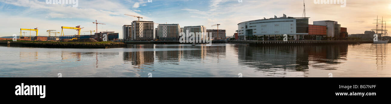 Panorama von Belfast Titanic Quarter, Harland und Wolff Krane mit der Odyssey Arena. Lagan im Vordergrund. Stockfoto