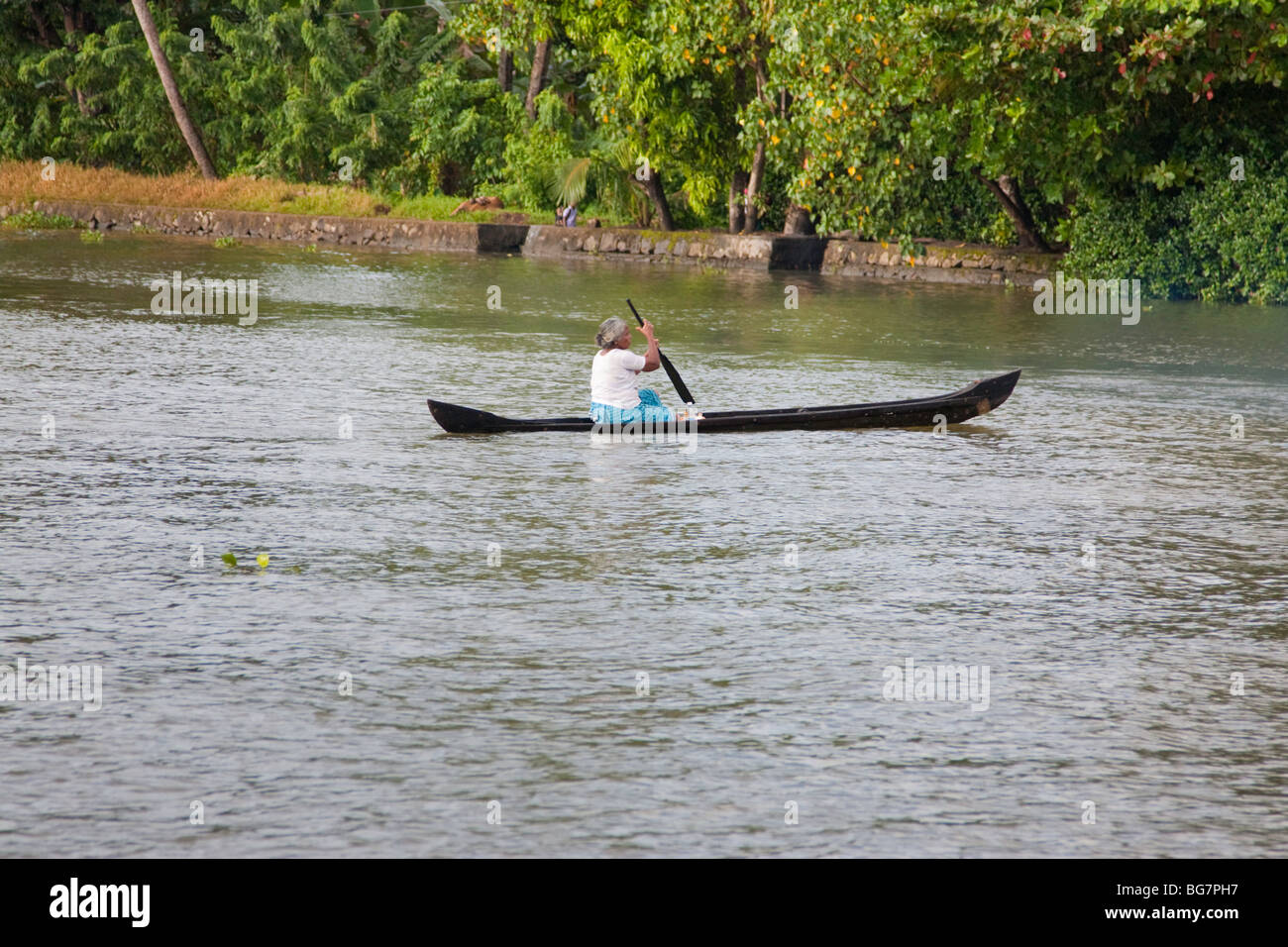 Frau Ruderboot auf backwaters Stockfoto