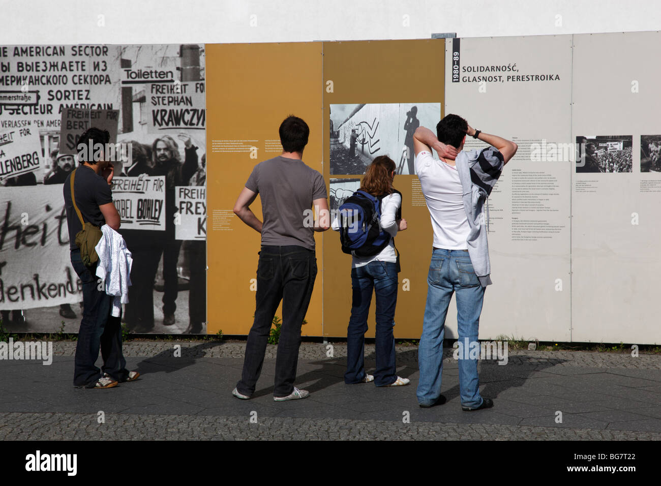 Deutschland, Berlin, Friedrichstraße, Checkpoint Charlie, Touristen lesen Sie weiter über die Berliner Mauer, Berliner Mauer Stockfoto