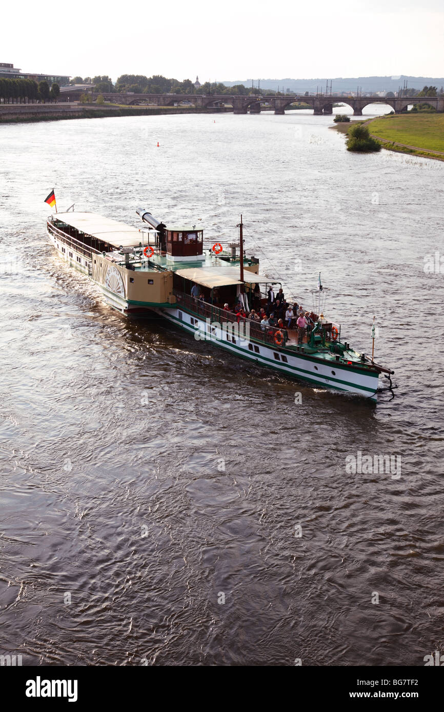 Deutschland, Sachsen, Dresden, Raddampfer auf der Elbe Flusskreuzfahrt Stockfoto