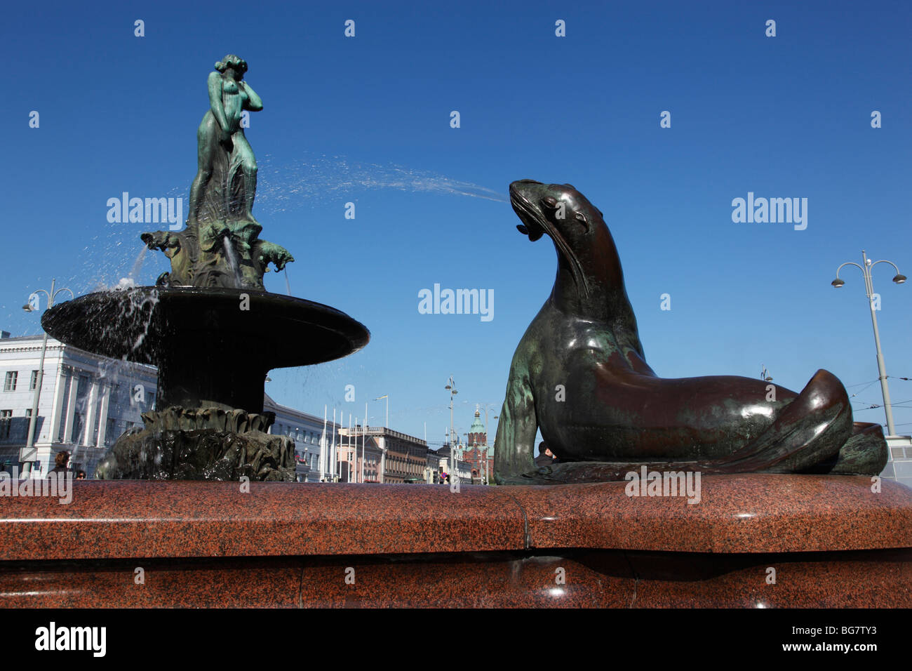 Finnland, Helsinki, Helsingfors, Esplanade Park, Havis Amanda-Brunnen, Brunnen als Symbol für Helsinki, versiegeln schießen Wasser Stockfoto
