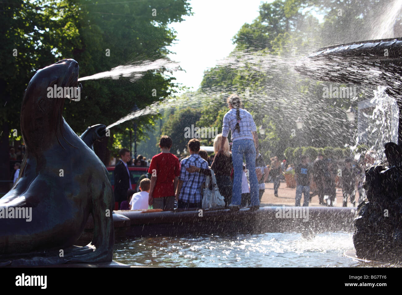 Finnland, Helsinki, Helsingfors, Esplanade Park, Havis Amanda-Brunnen, dichtet schießen Wasser, Touristen Stockfoto