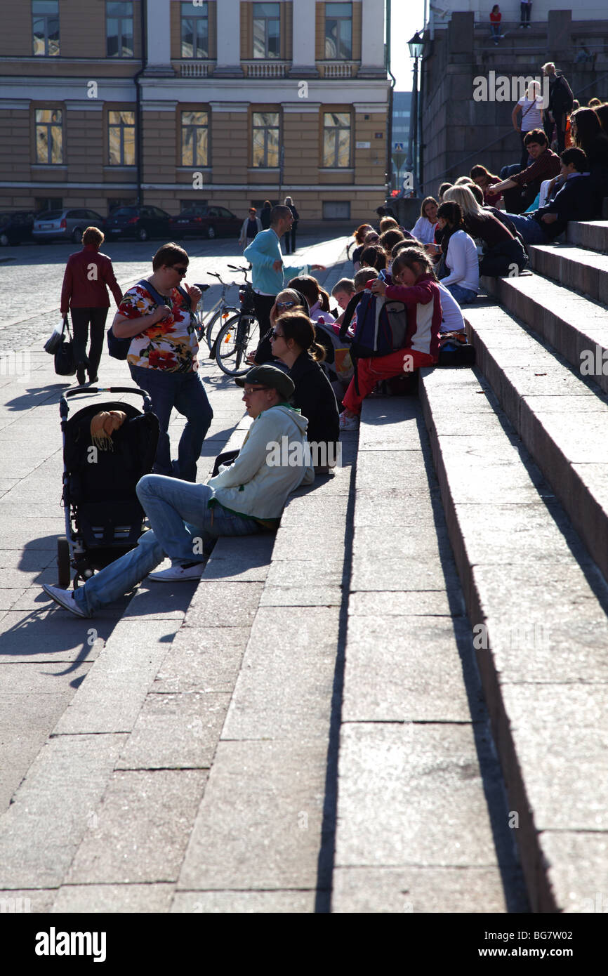 Finnland, Helsinki, Helsingfors, Senatsplatz, Touristen ruht auf den Domstufen Stockfoto