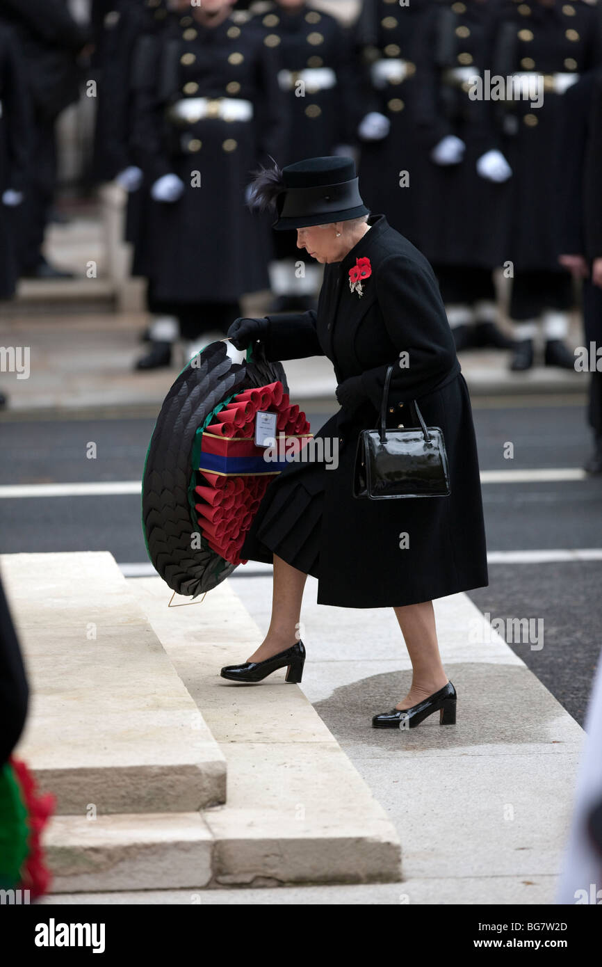 Die britische Königin Elizabeth II legt einen Kranz am Ehrenmal im Zentrum von London am Remembrance Day Sonntag 2009 Stockfoto