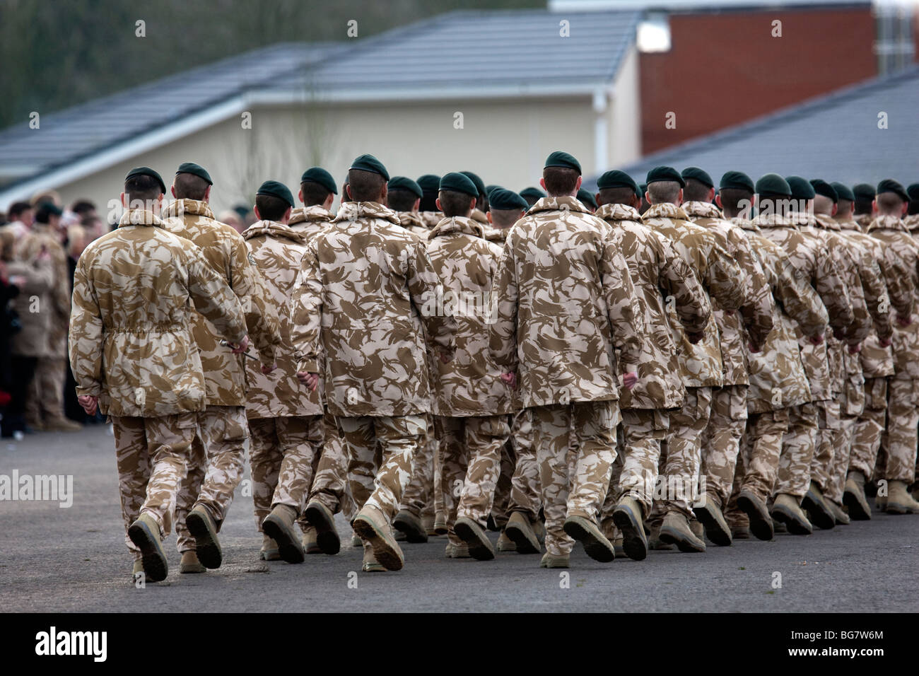 Britische Soldaten aus dem 4. Bataillon The Rifles in Wüste einheitlich auf dem Exerzierplatz im Bulford Camp, Wiltshire, Stockfoto