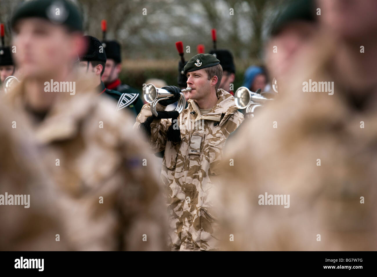Trompeter in der $th Bataillon The Rifles Militärkapelle in Wüste Uniform bei ihrer Rückkehr aus Afghanistan nach Großbritannien Stockfoto