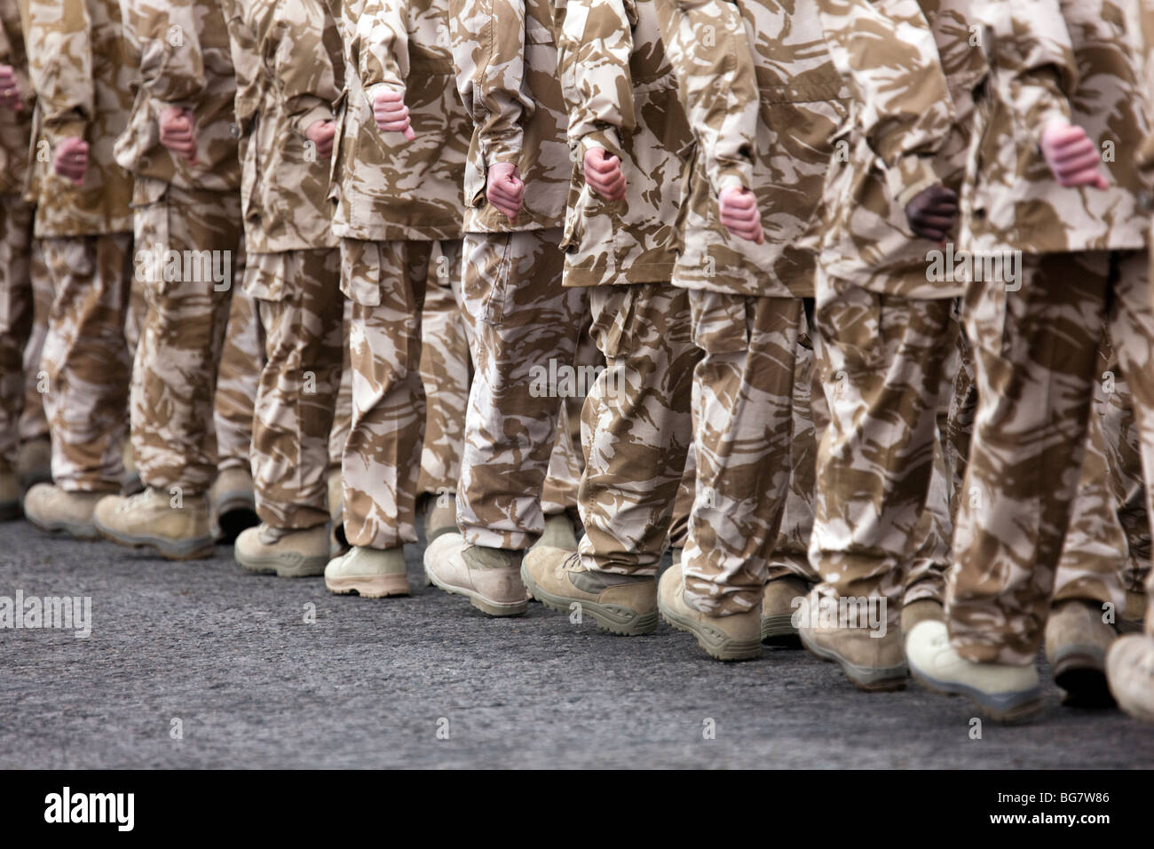 Britische Soldaten aus dem 4. Bataillon The Rifles in Wüste einheitlich auf dem Exerzierplatz im Bulford Camp, Wiltshire, Stockfoto