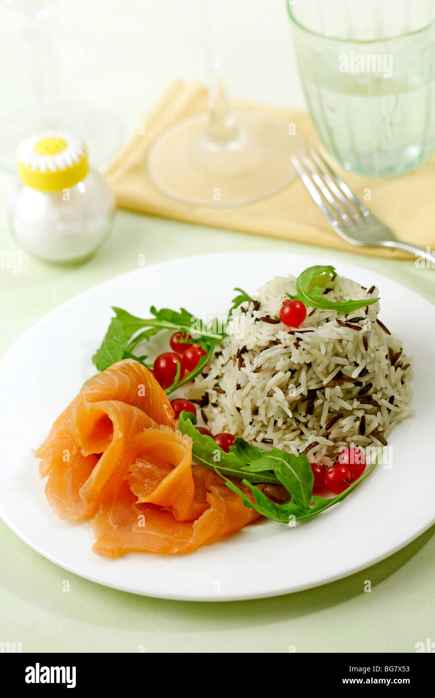 Wildreis-Salat mit Lachs. Rezept zur Verfügung. Stockfoto