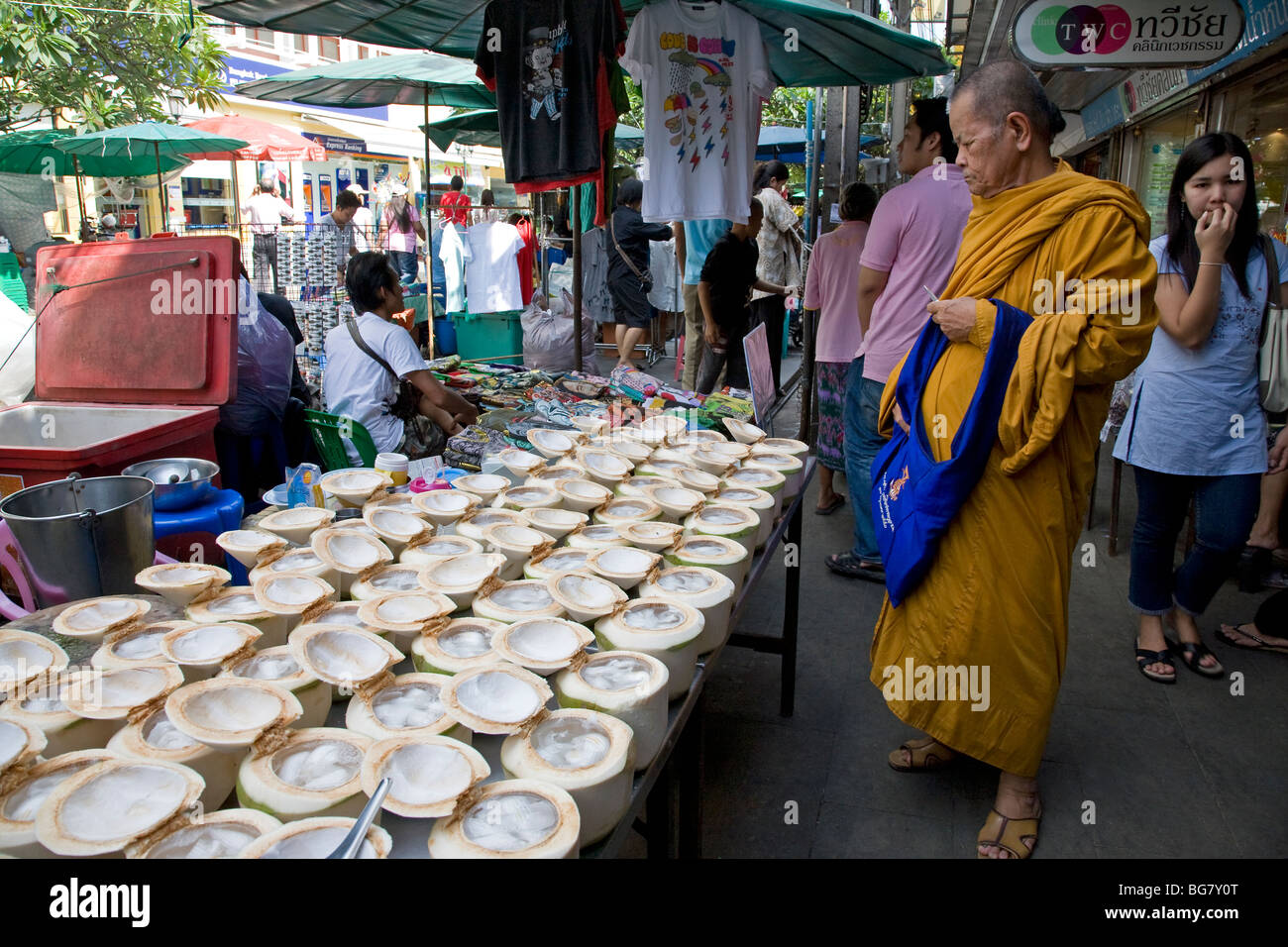 Buddhistischer Mönch und Kokosnüsse. Garküche. Bangkok. Thailand Stockfoto