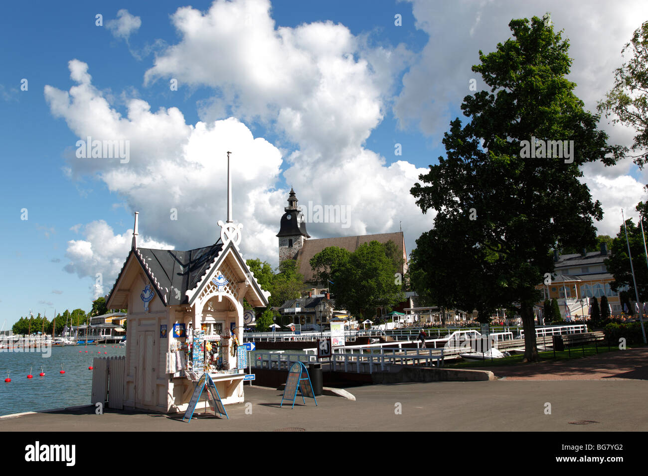 Finnland-Region von Finnland Proper Western Finnland Turku Baltic Sea Naantali Port Hafen Kiosk verkaufen Postkarten und Snacks AIRP Stockfoto