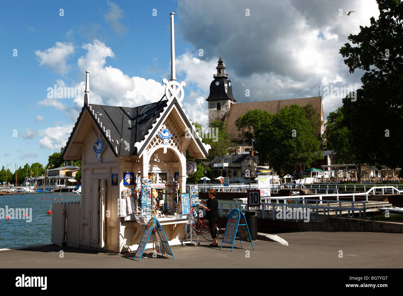 Finnland-Region von Finnland Proper Western Finnland Turku Baltic Sea Naantali Port Hafen Kiosk verkaufen Postkarten und Snacks AIRP Stockfoto