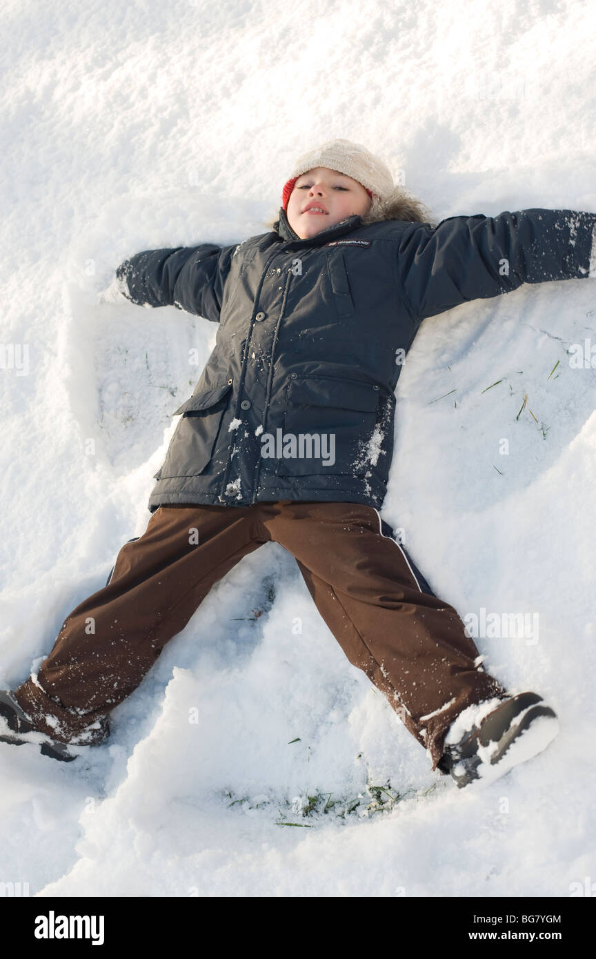 4 Jahre alten Hispanic junge spielt im frisch gefallenen Schnee in seinem Vorgarten mit seiner Mutter.  Bild ist Modell veröffentlicht. Stockfoto