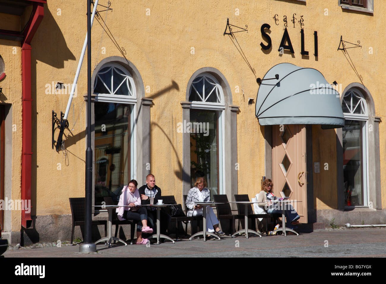 Finnland, Region Satakunta, Rauma, Altstadt von Rauma, mittelalterlichen historischen Haus Viertel, Rathausplatz, Marktplatz, Café im freien Stockfoto