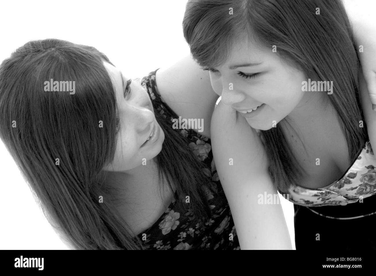 Porträtaufnahme von zwei Mädchen lächelnd schwarz / weiß Stockfoto