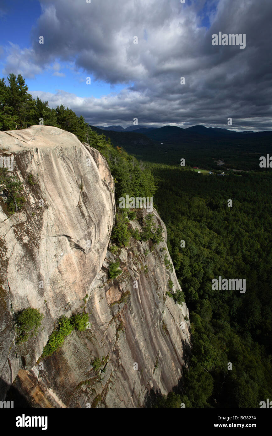 Blick auf Kathedrale Ledge im Echo Lake State Park in der Mt Washington Valley in der Nähe von North Conway, NH Stockfoto