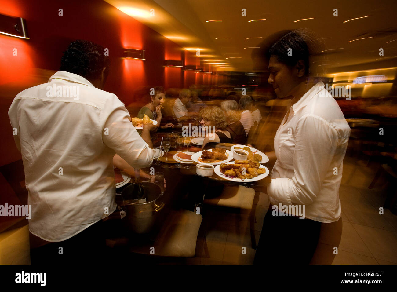 Zwei Frauen arbeiten als Server in einem gehobenen indischen Restaurant in Suva, der Hauptstadt von Fidschi. Stockfoto