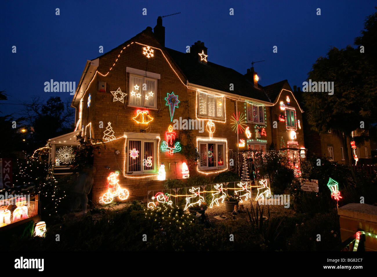 Haus mit Weihnachtsbeleuchtung, Burnham am Meer Stockfoto