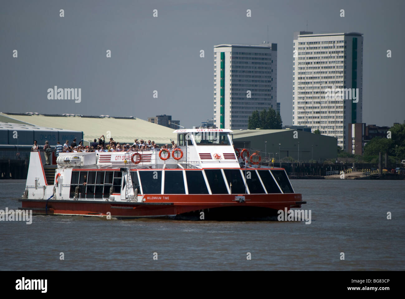 Fluss-Bus auf der Themse, London. Stockfoto