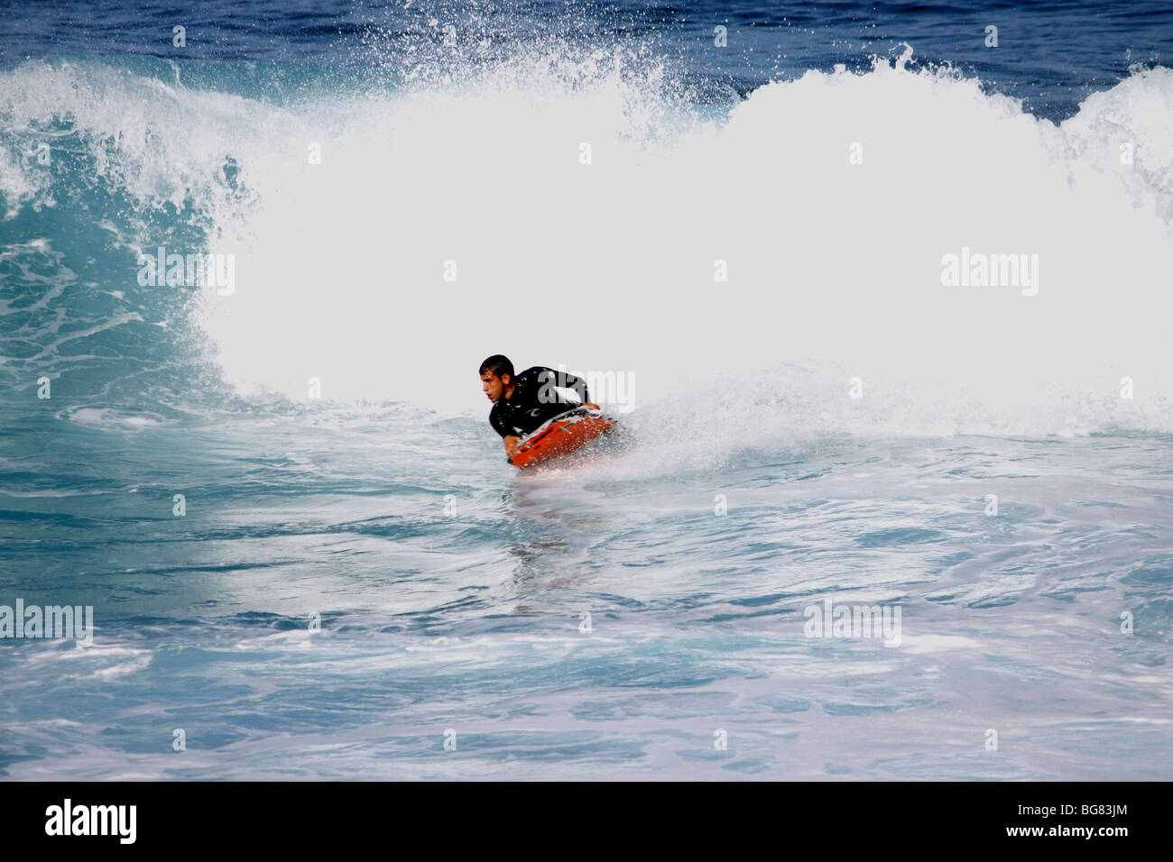 BODYBOARD IN DER ATLANTISCHEN BRANDUNG VON TENERIFFA AUF DEN KANARISCHEN INSELN. Stockfoto