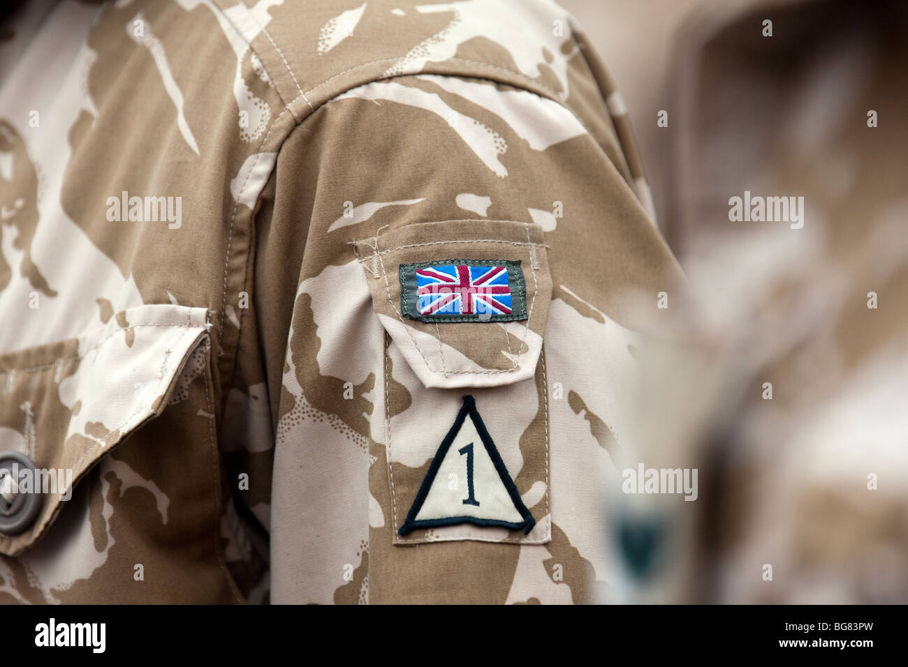 Flash-Abzeichen auf dem Arm eines Soldaten in der britischen Armeen 4. Bataillon The Rifles zeigt die britische Flagge und die Nummer 1 Stockfoto