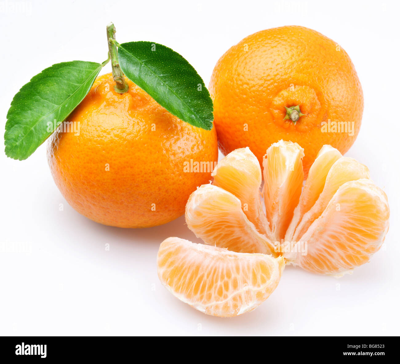 Mandarine mit Segmenten auf weißem Hintergrund Stockfoto