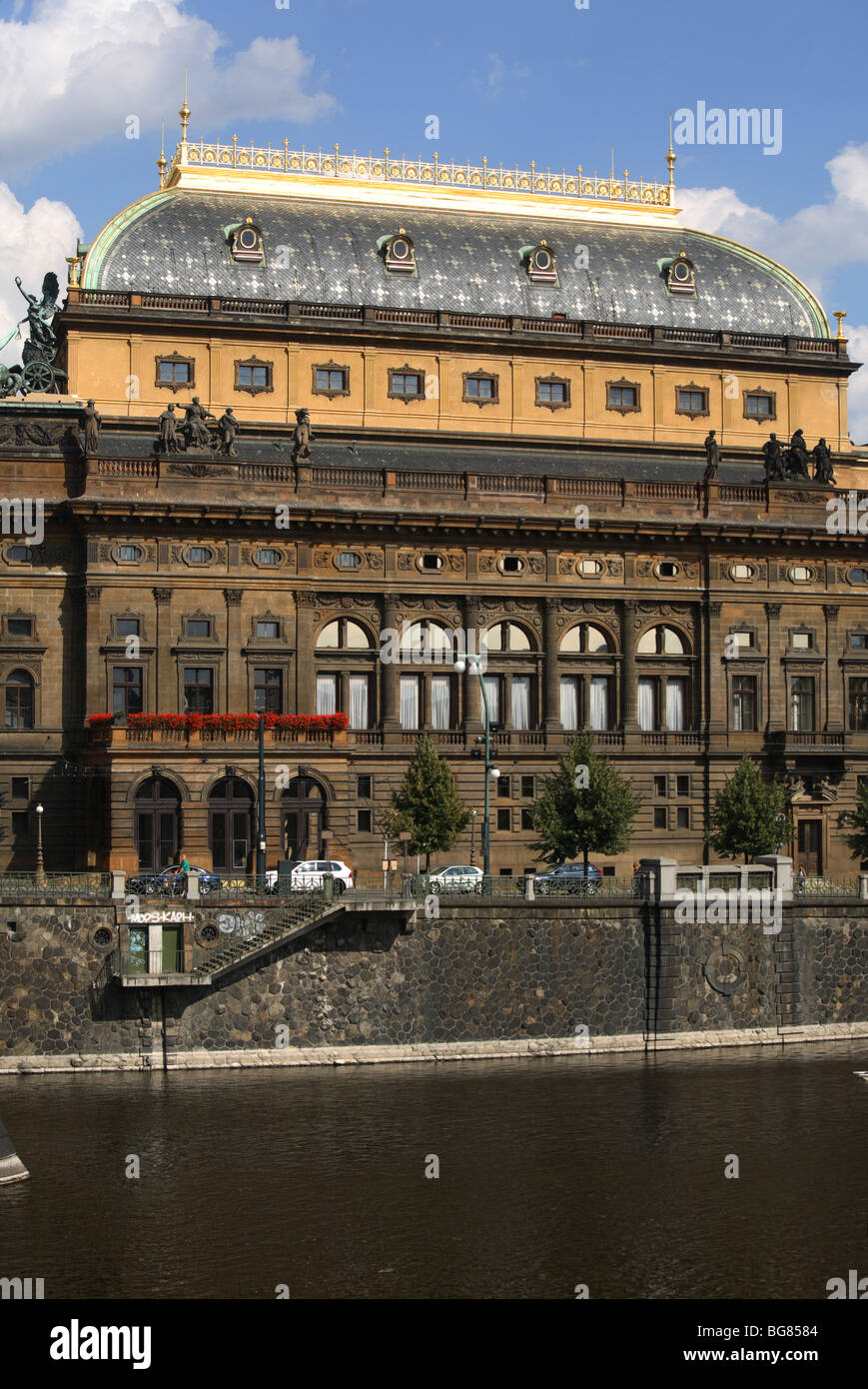 Das nationale Theater Narodni Divadlo entlang der Vltava Fluss, Prag, CZ Stockfoto