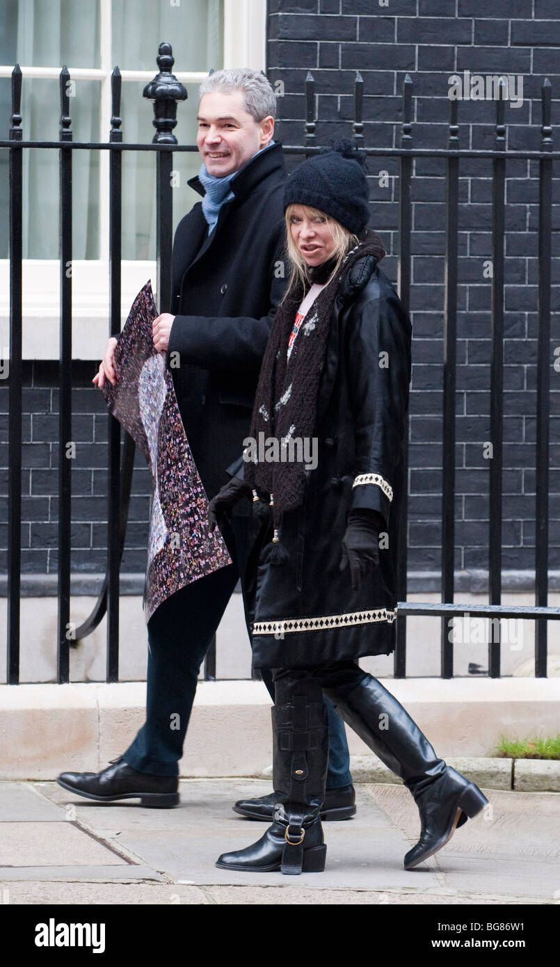 Jo Wood kommt in der Nummer 10 Downing Street ein Bild von einem riesigen T-Shirt als Bestandteil der Liebe Mode hassen Sweatshop übergeben Stockfoto