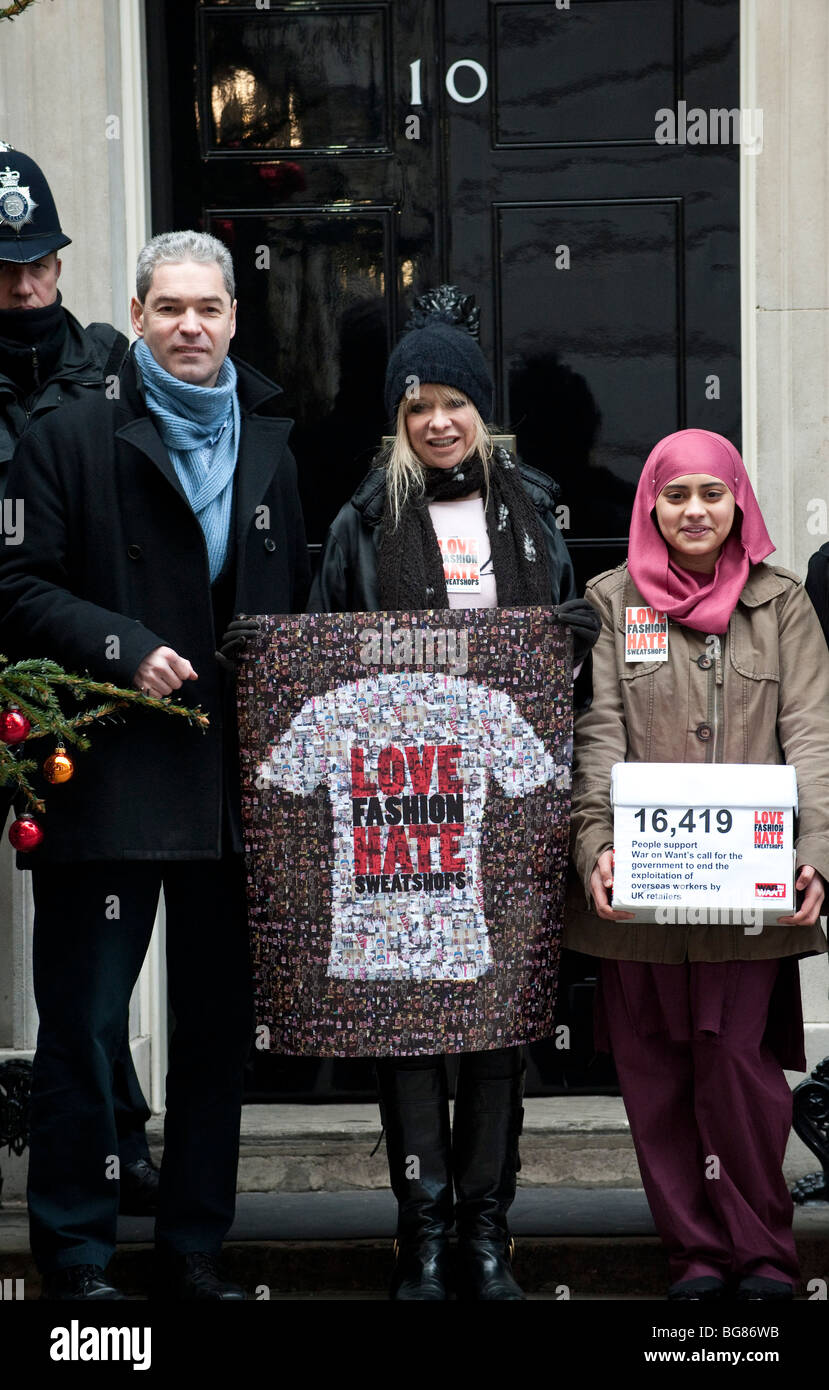 Jo Wood kommt in der Nummer 10 Downing Street ein Bild von einem riesigen T-Shirt als Bestandteil der Liebe Mode hassen Sweatshop übergeben Stockfoto