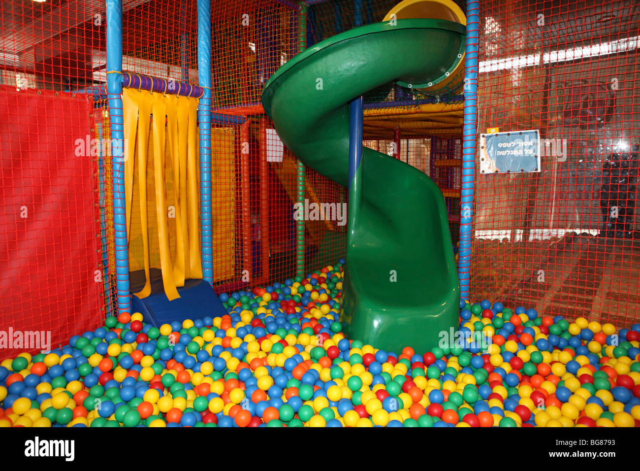 Indoor Kinderspielplatz Rutsche in eine leere Bällebad Stockfotografie -  Alamy