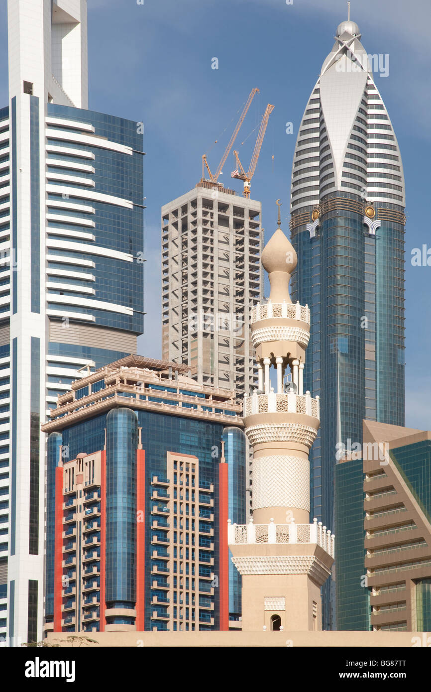 Dubai-Moschee-Minarett gegen Wolkenkratzer Stockfoto