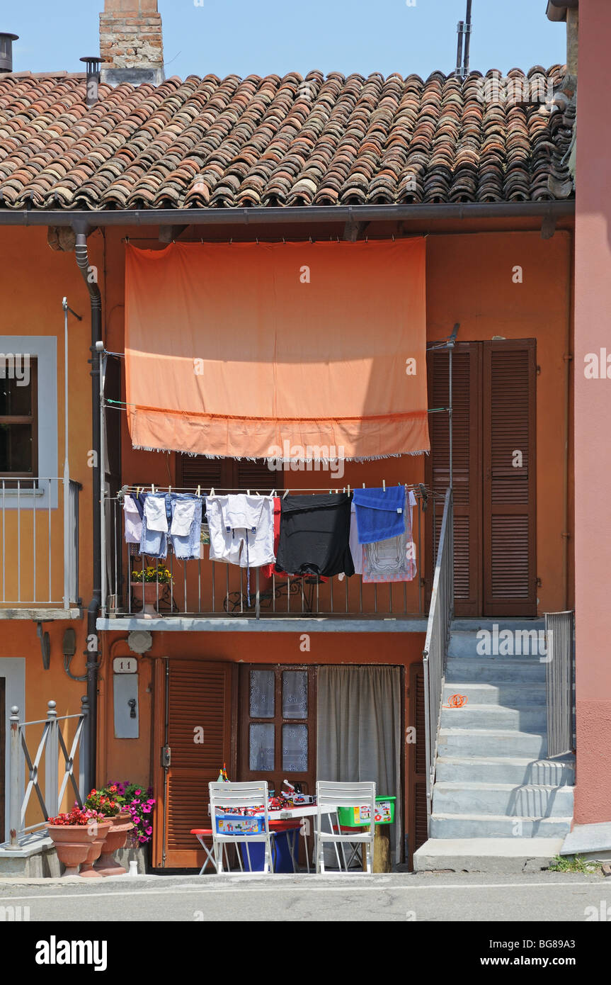 Typische Reihenhaus in Grinzane Cavour mit Bettwäsche und Wäsche hängen zum Trocknen auf der Veranda Piemont Italien Stockfoto