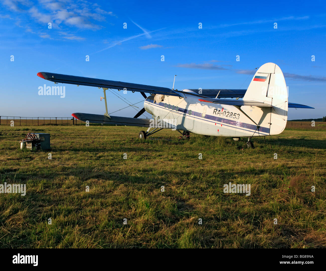 Kleinflugzeuge Flugzeuge geparkt an einem Rasen Flugplatz, Russland Stockfoto