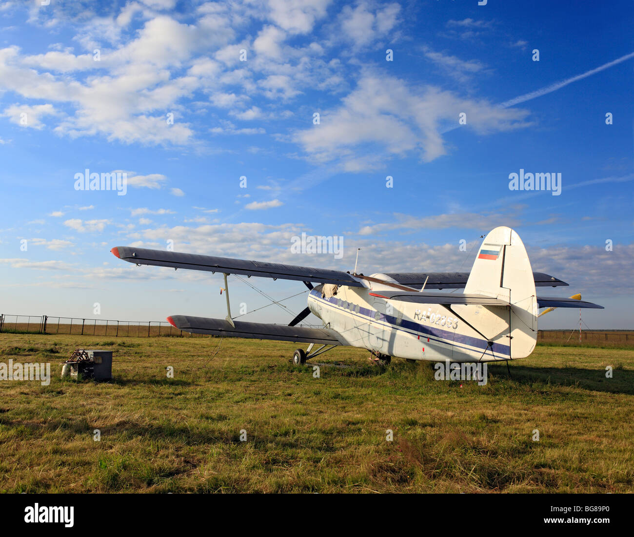 Kleinflugzeuge Flugzeuge geparkt an einem Rasen Flugplatz, Russland Stockfoto