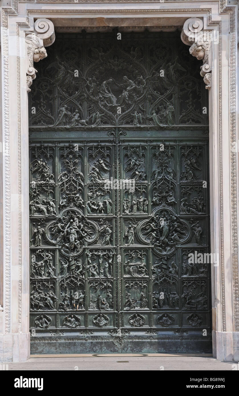 Schönen Bronzeguss Tür am Eingang zum il Duomo di Milano Dom Mailand Italien Stockfoto