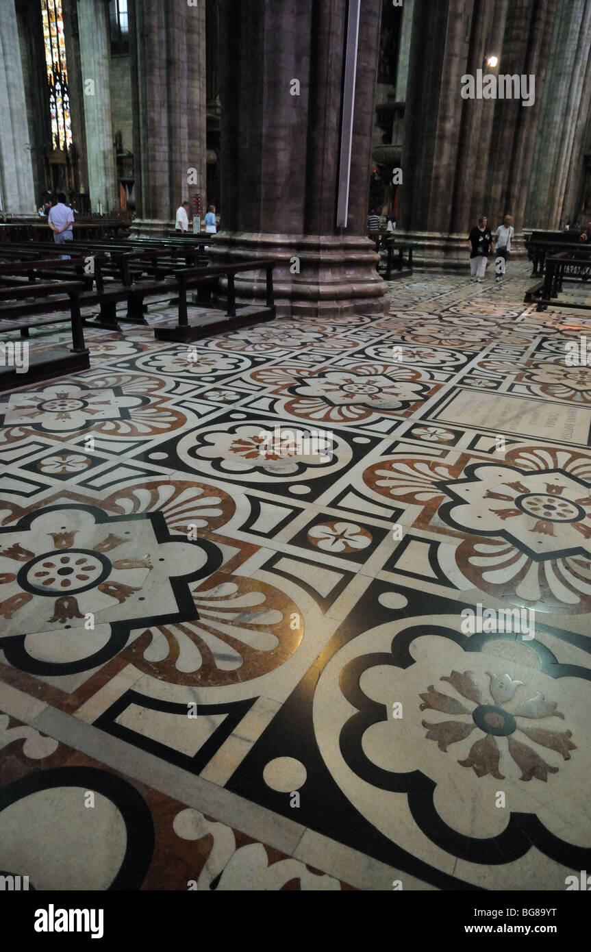 Detail der Marmorboden Naturstein Boden innen il Duomo di Milano katholische Kathedrale Mailand Lombardei Italien Stockfoto