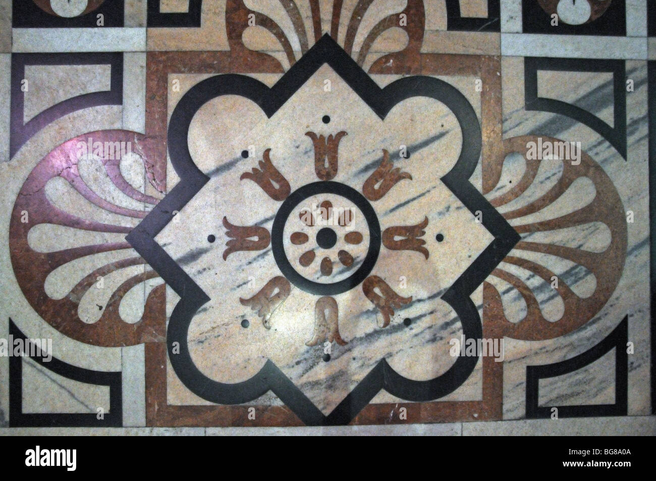 Detail der Marmorboden Naturstein Boden innen il Duomo di Milano katholische Kathedrale Mailand Lombardei Italien Stockfoto