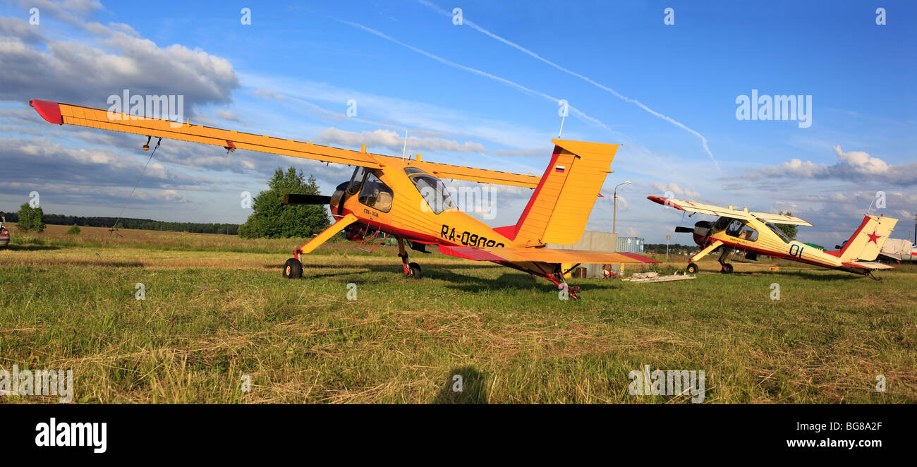 Kleinflugzeuge Flugzeuge geparkt an einem Rasen Flugplatz, Russland Stockfoto