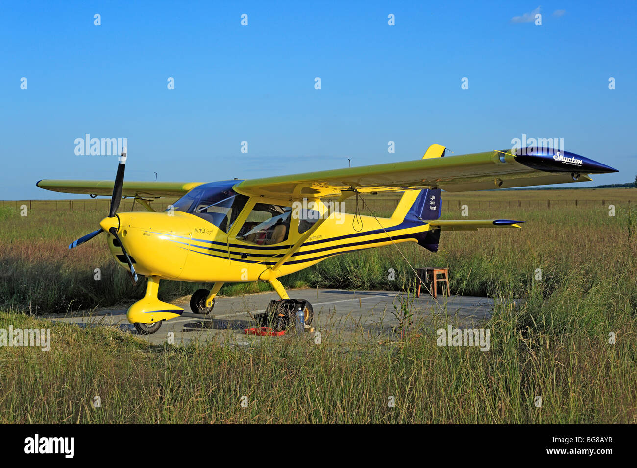 Kleinflugzeuge Flugzeuge geparkt an einem Rasen Flugplatz, Russland Stockfoto