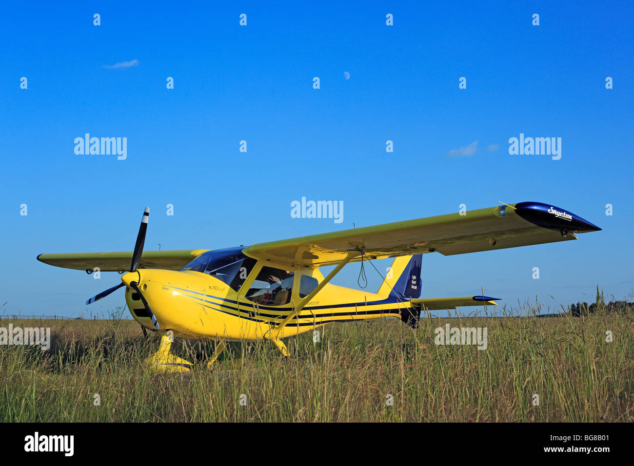 Kleinflugzeuge Flugzeuge geparkt an einem Rasen Flugplatz, Russland Stockfoto