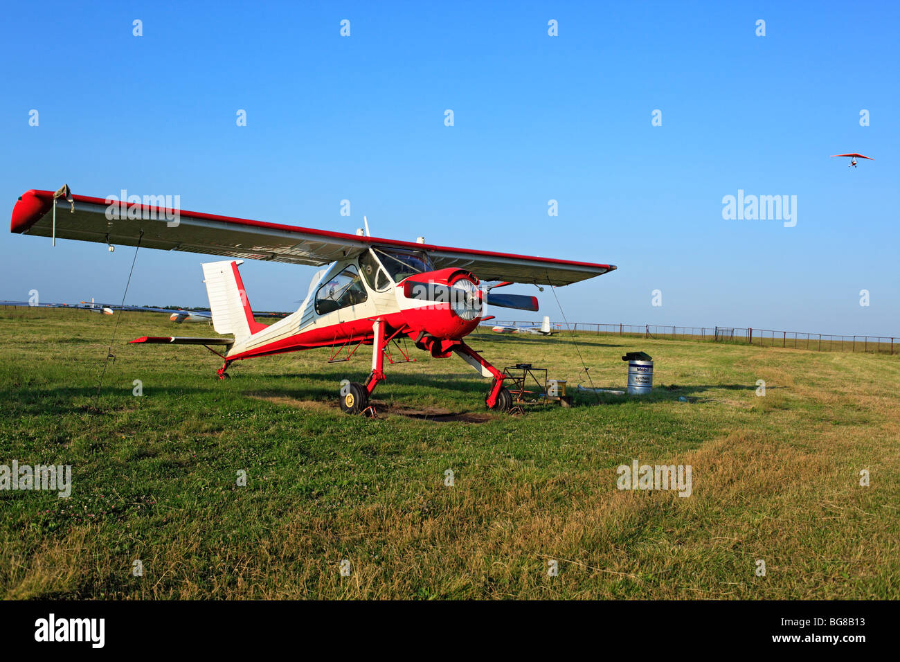 Kleinflugzeuge Flugzeuge geparkt an einem Rasen Flugplatz, Russland Stockfoto