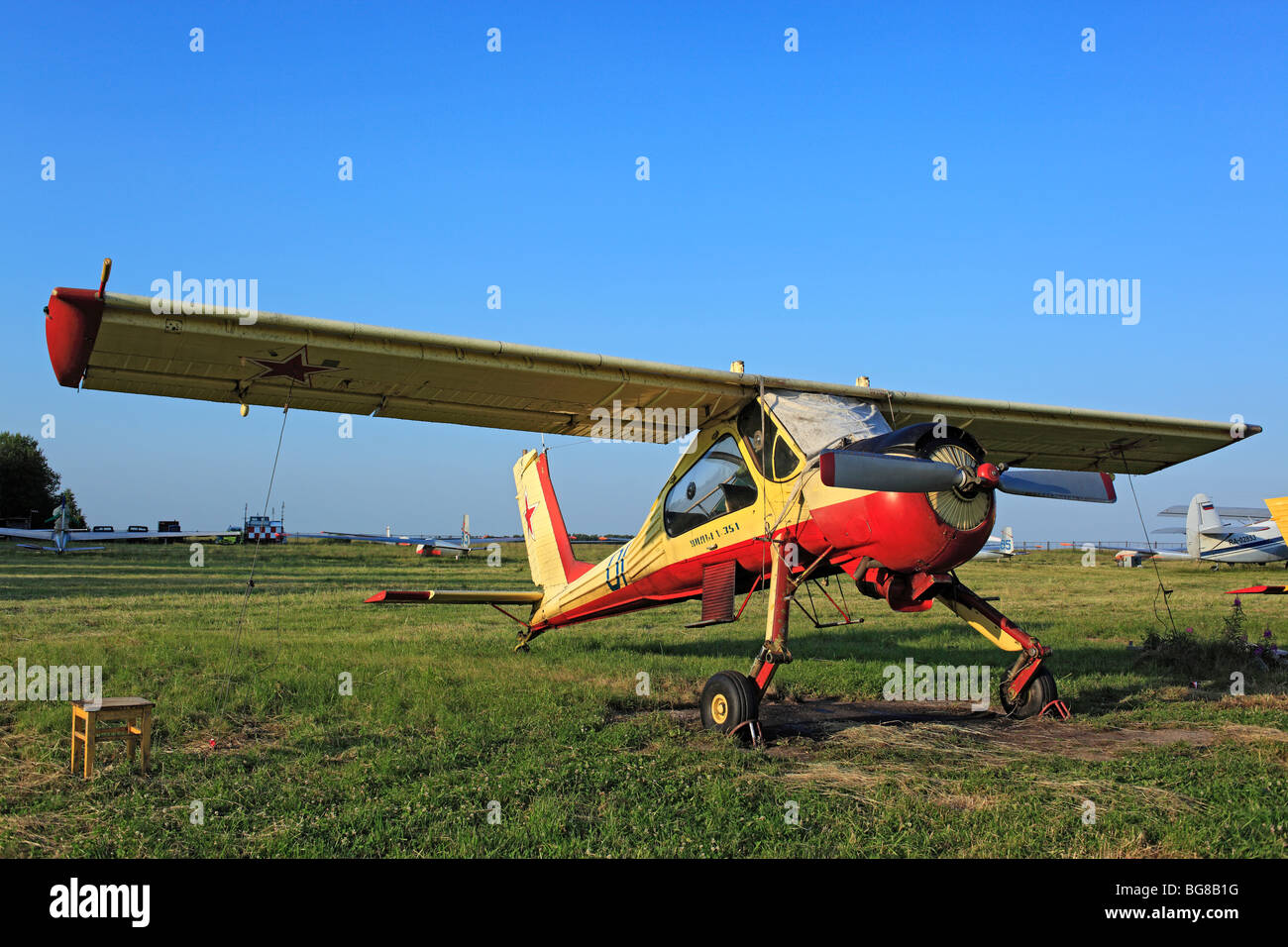 Kleinflugzeuge Flugzeuge geparkt an einem Rasen Flugplatz, Russland Stockfoto