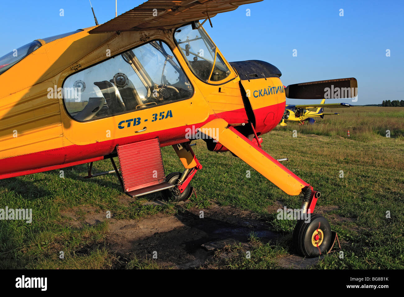 Kleinflugzeuge Flugzeuge geparkt an einem Rasen Flugplatz, Russland Stockfoto