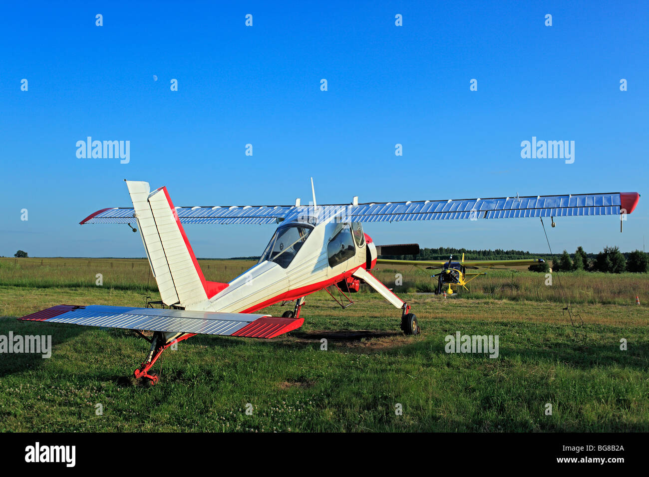 Kleinflugzeuge Flugzeuge geparkt an einem Rasen Flugplatz, Russland Stockfoto