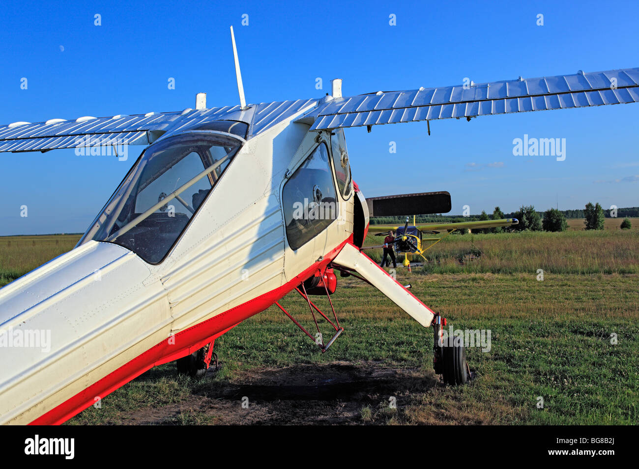 Kleinflugzeuge Flugzeuge geparkt an einem Rasen Flugplatz, Russland Stockfoto