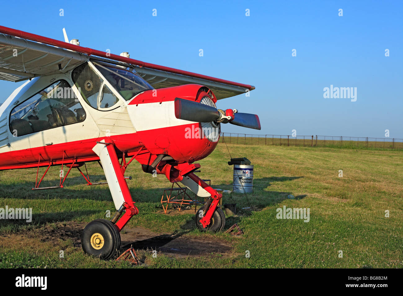 Kleinflugzeuge Flugzeuge geparkt an einem Rasen Flugplatz, Russland Stockfoto